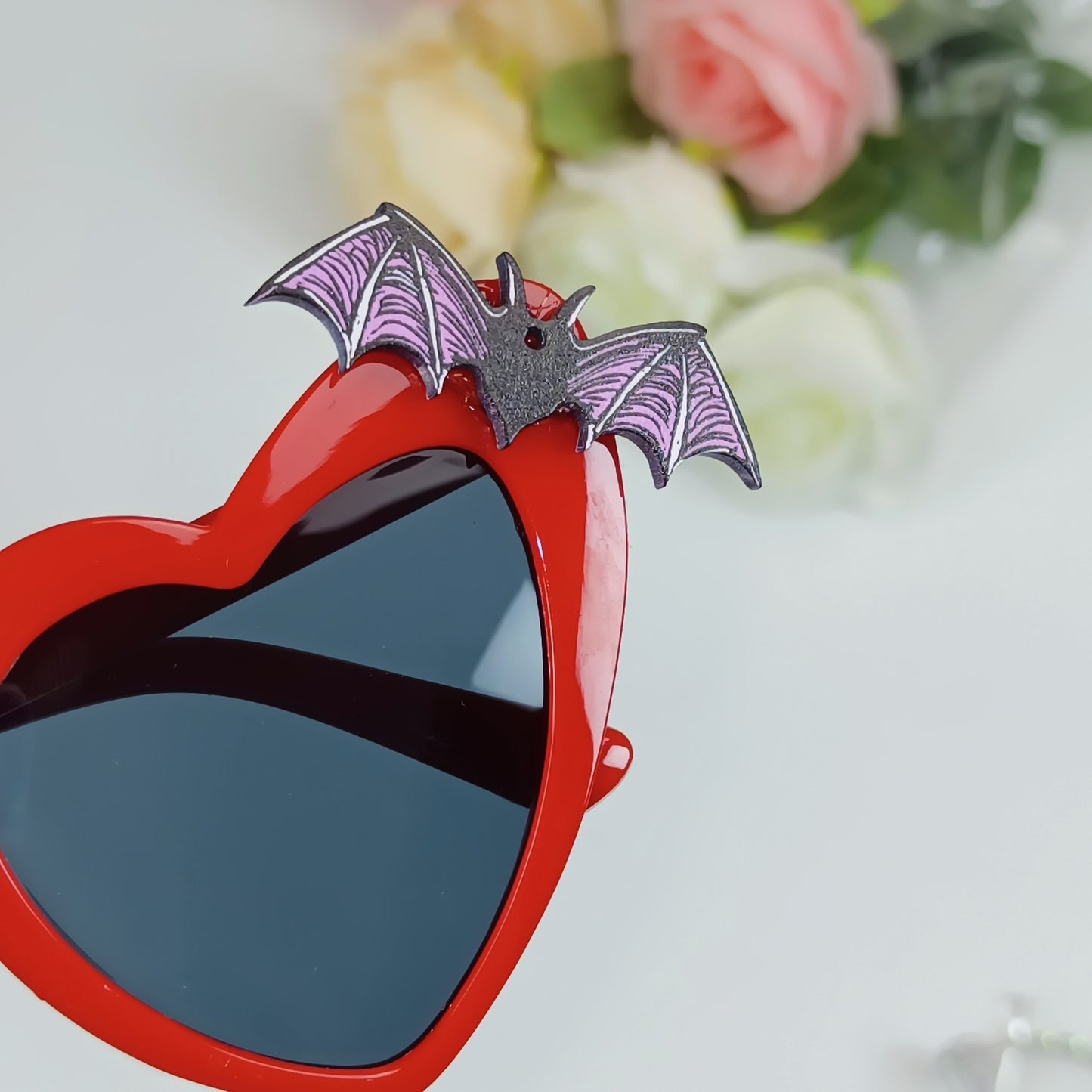 Herzförmige Sonnenbrille mit Fledermausakzenten Brehn