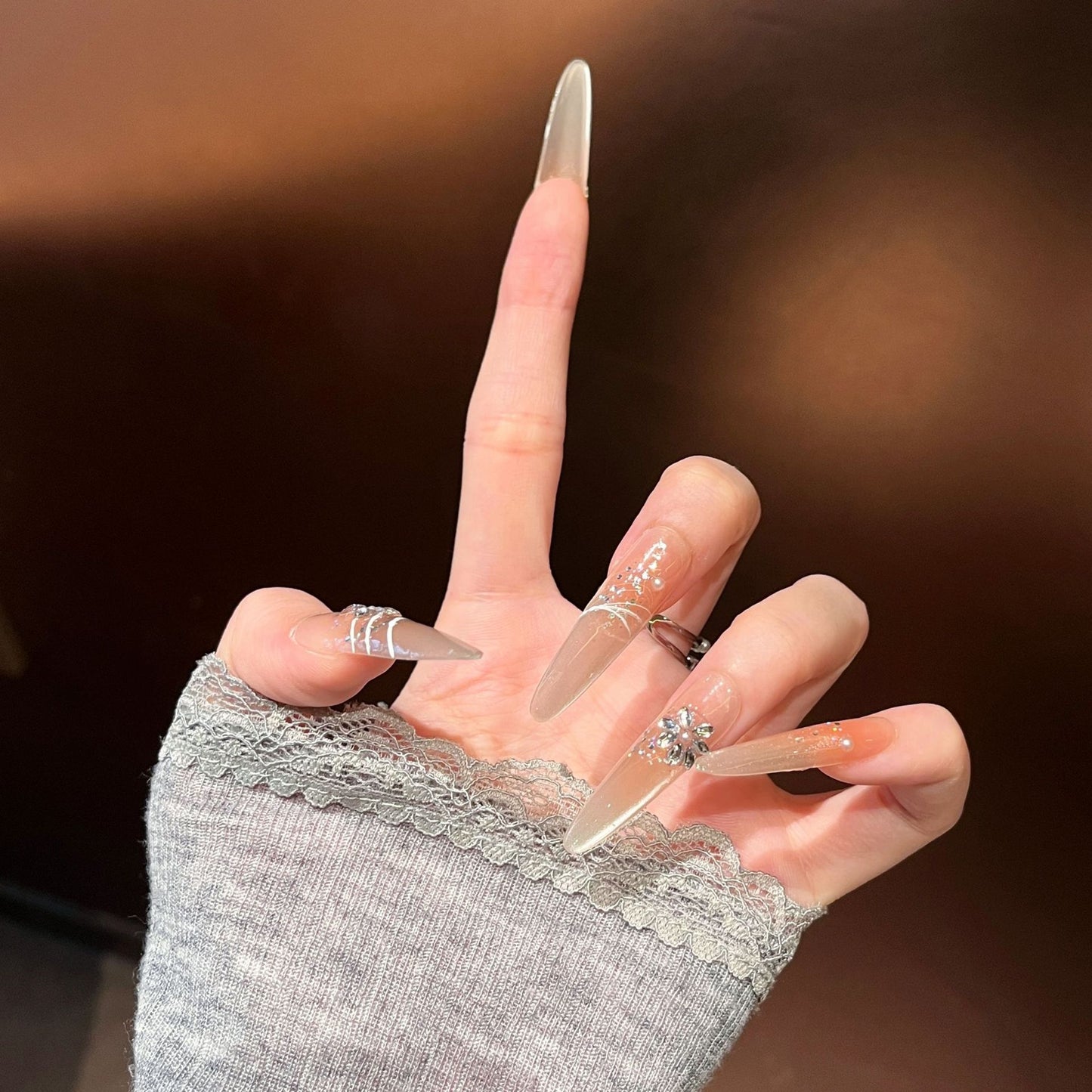 Elegante Stiletto Press-On Nagelverlängerungen mit Strass Brehn