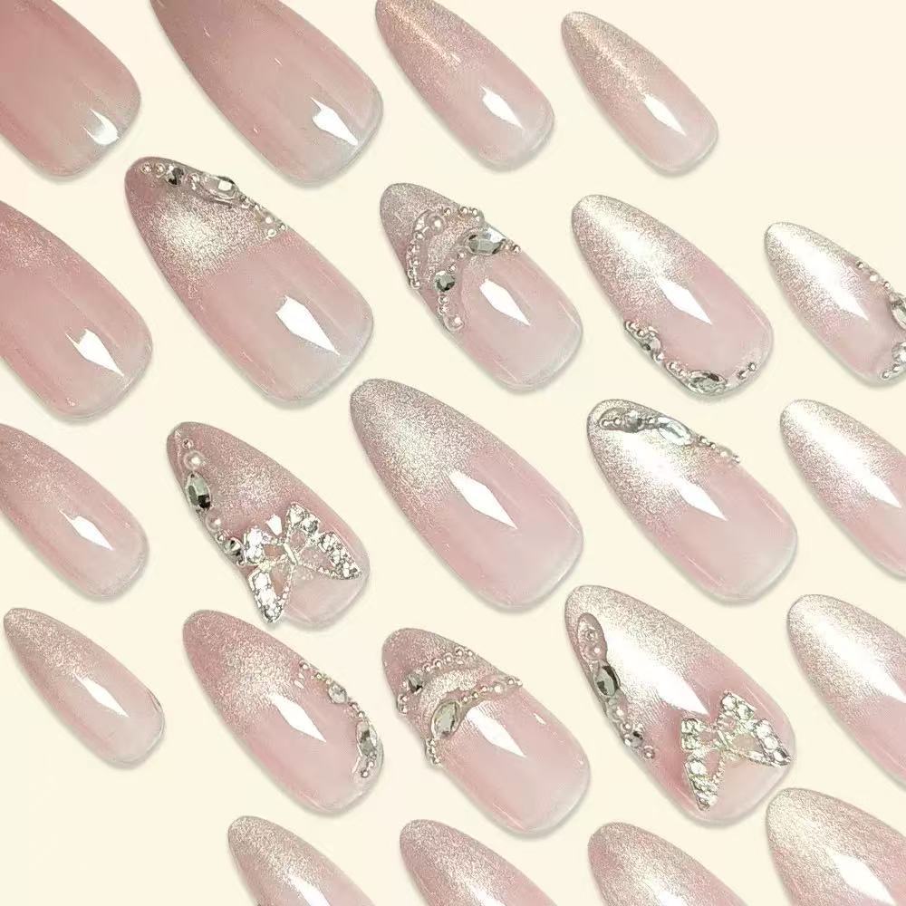 Künstlerische Stiletto-Nagelerweiterungen mit Strass-Akzenten Brehn