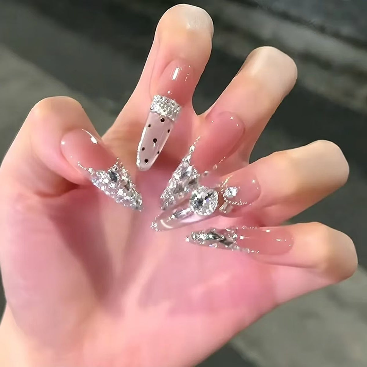 Dekorative Stiletto-Nagelkunstverlängerungen mit Kristallakzenten