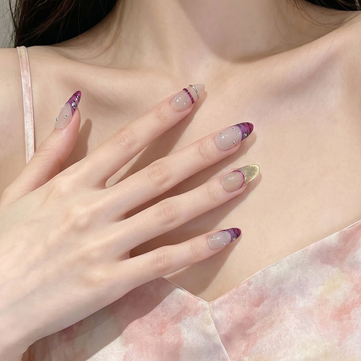 Künstlerisches Stiletto Press-On Nagelset mit Strassakzenten Brehn