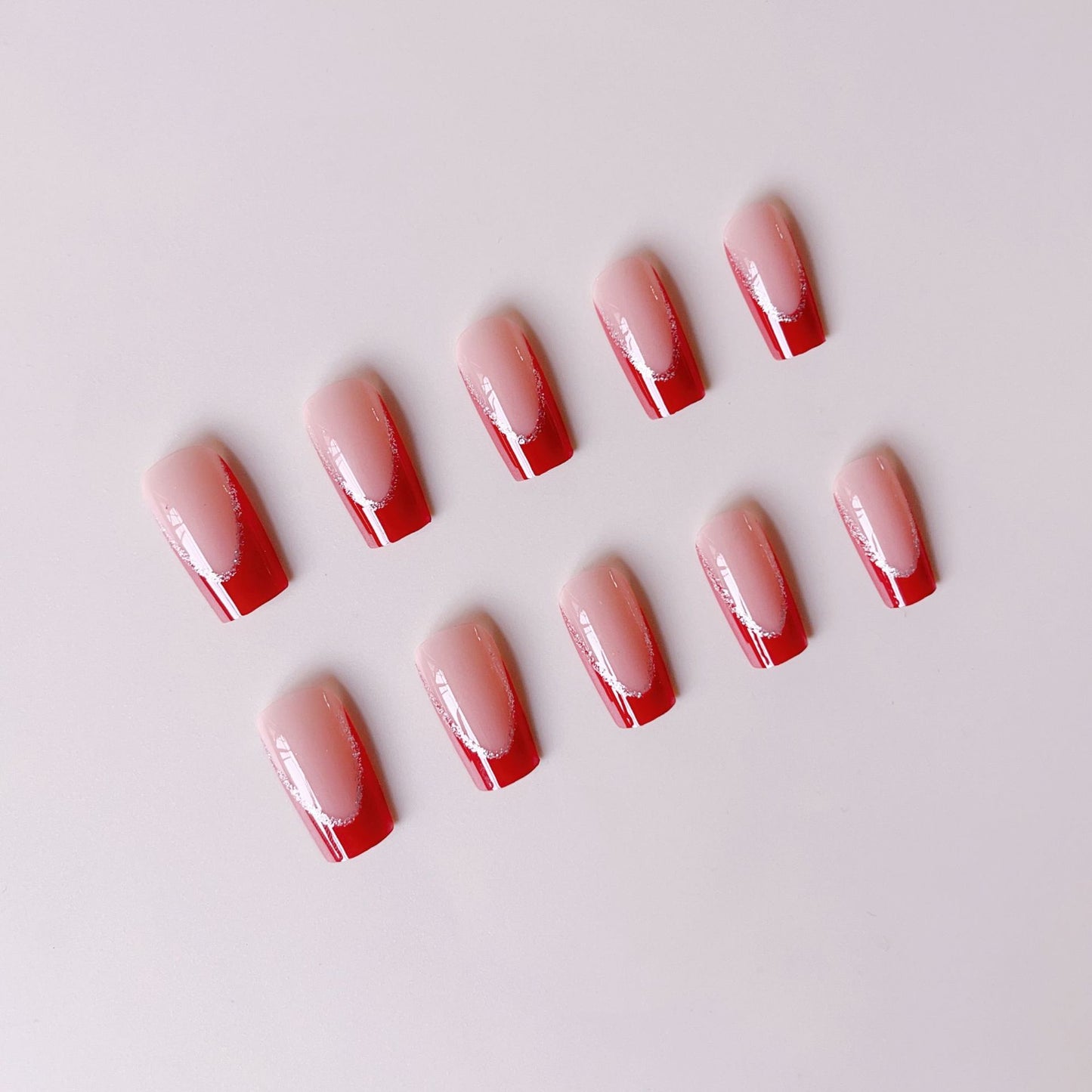 Kunstnagelset mit eleganten Design und glamourösen Akzenten Brehn