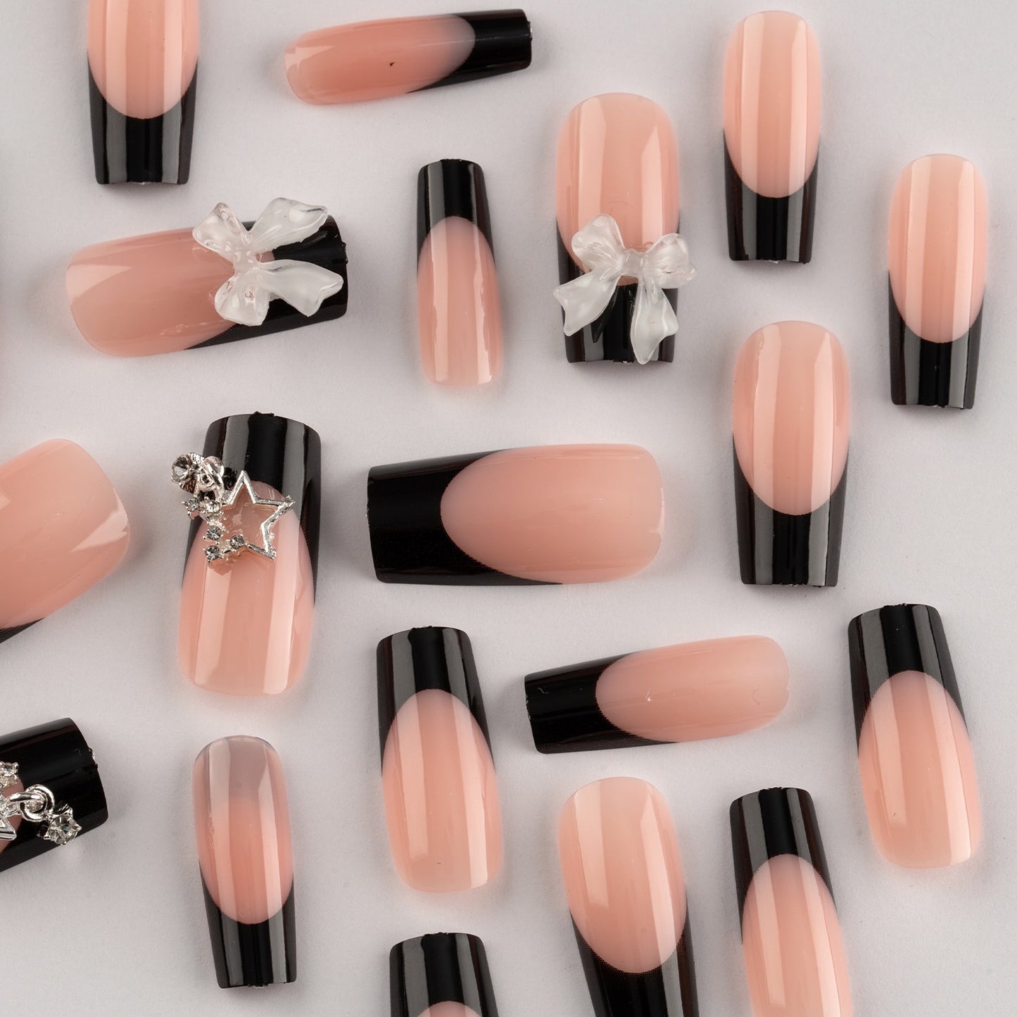 Glamouröses Kunstnagelset mit 3D-Schleifen und Glitzerverzierungen Brehn