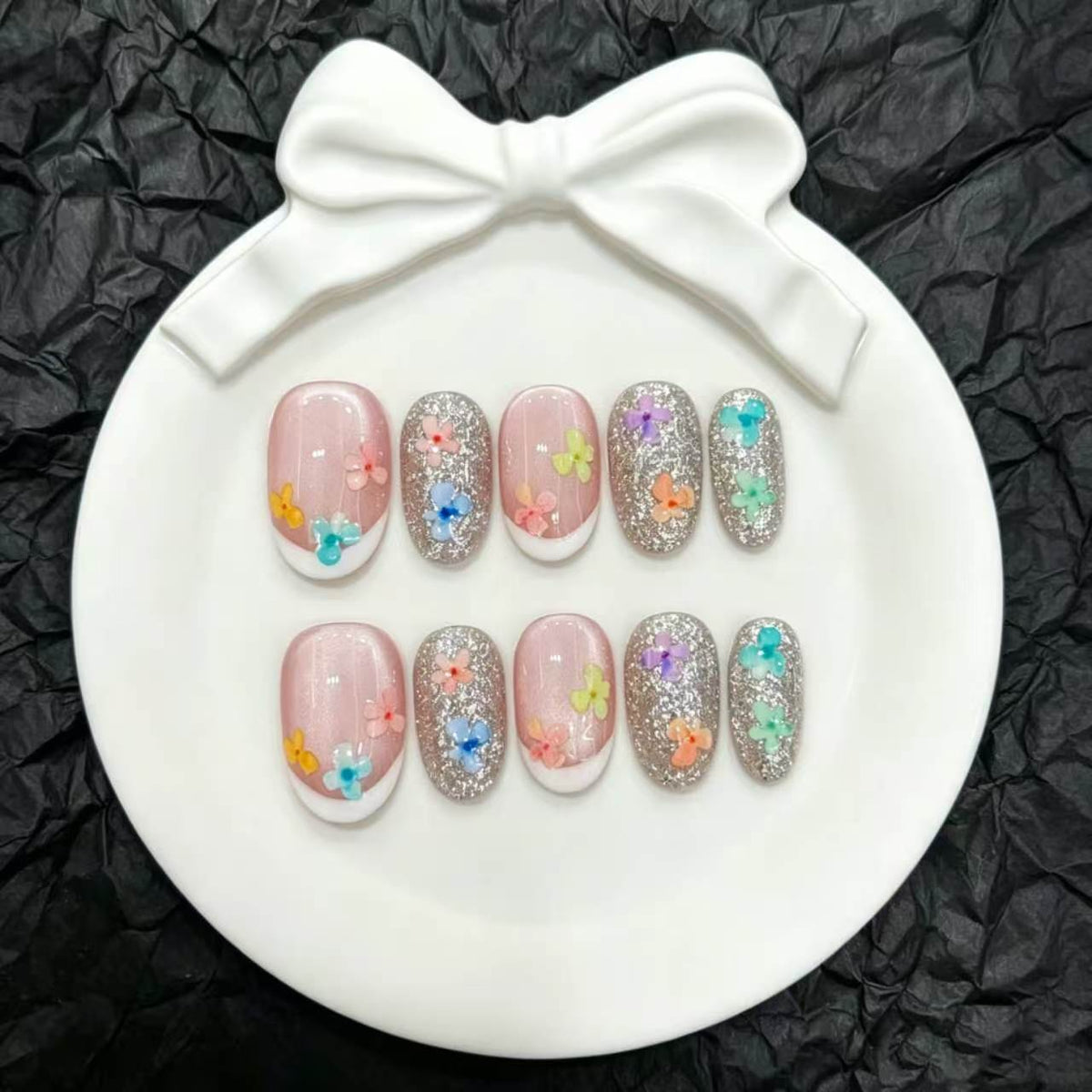 Dekoratives Press-On Nagelkunstset mit floralen Elementen
