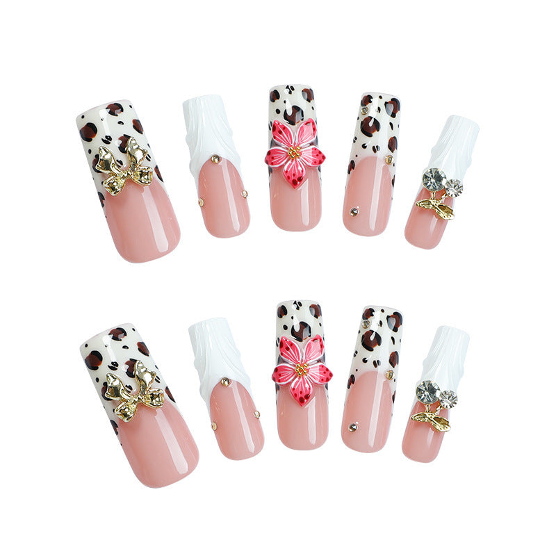 Kunstnagelset mit elegantem Leoparden-Design und floralen Akzenten Brehn