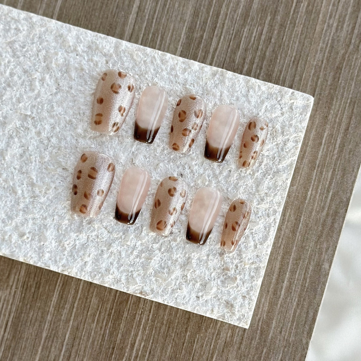 Dekoratives Press-On Nagelkunstset mit einzigartigem Muster