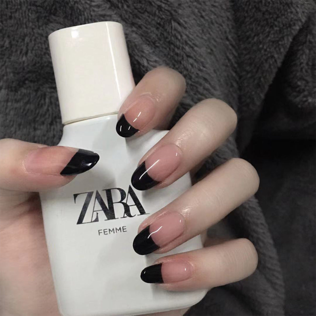 Kunstvolle Nagelkunst mit elegantem French-Tip Design Brehn