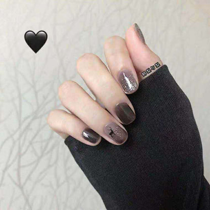 Kunstvolle Nagelverlängerungen mit elegantem Blattmuster Brehn