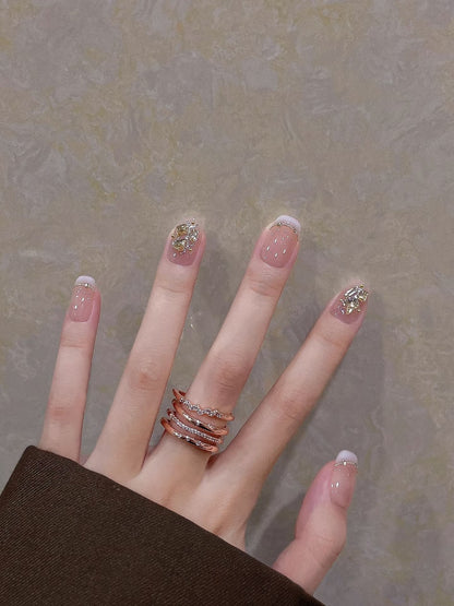 Dekoratives Press-On Nagelkunstset mit eleganten Designelementen