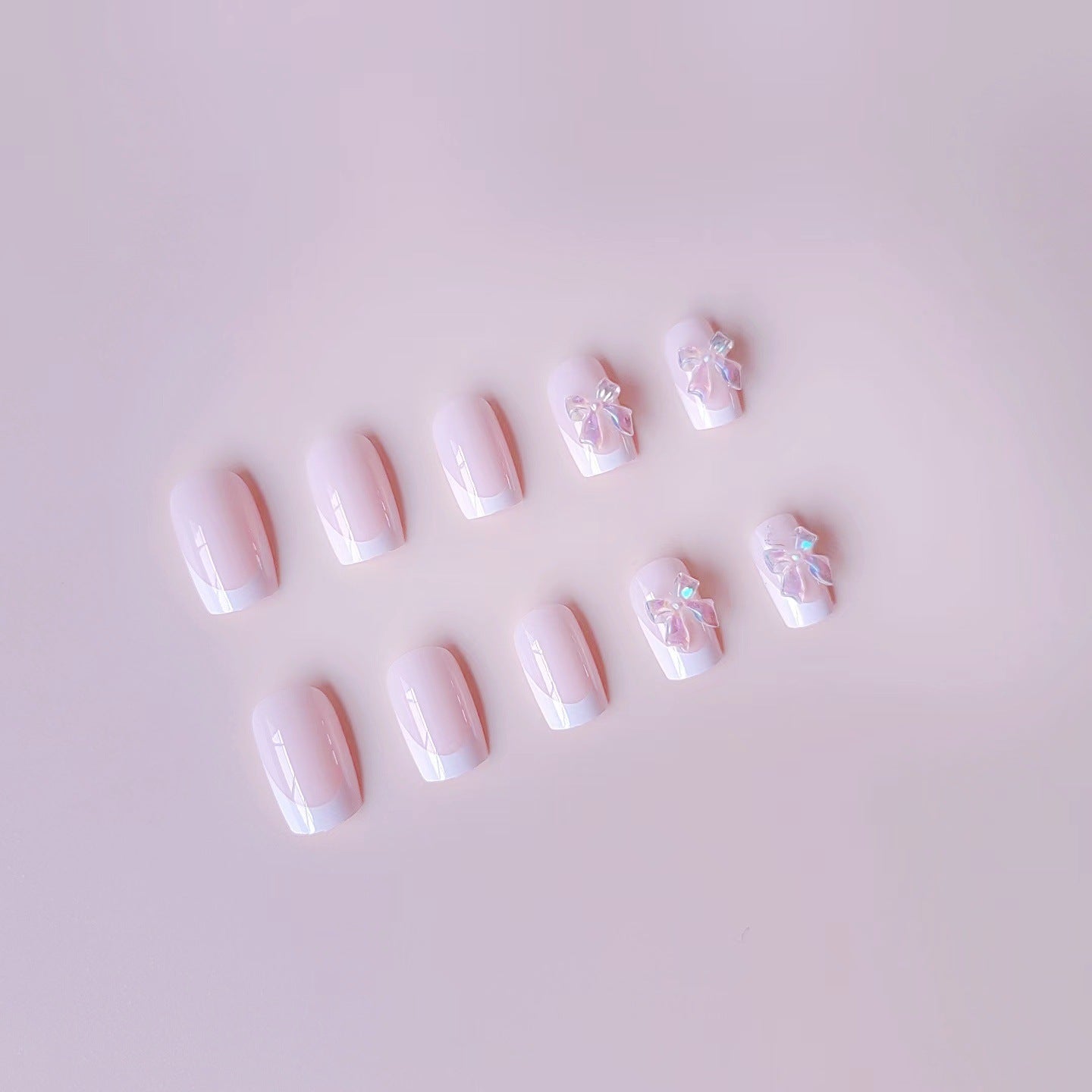 Kunstnagelset mit eleganter französischer Spitze und 3D-Details Brehn