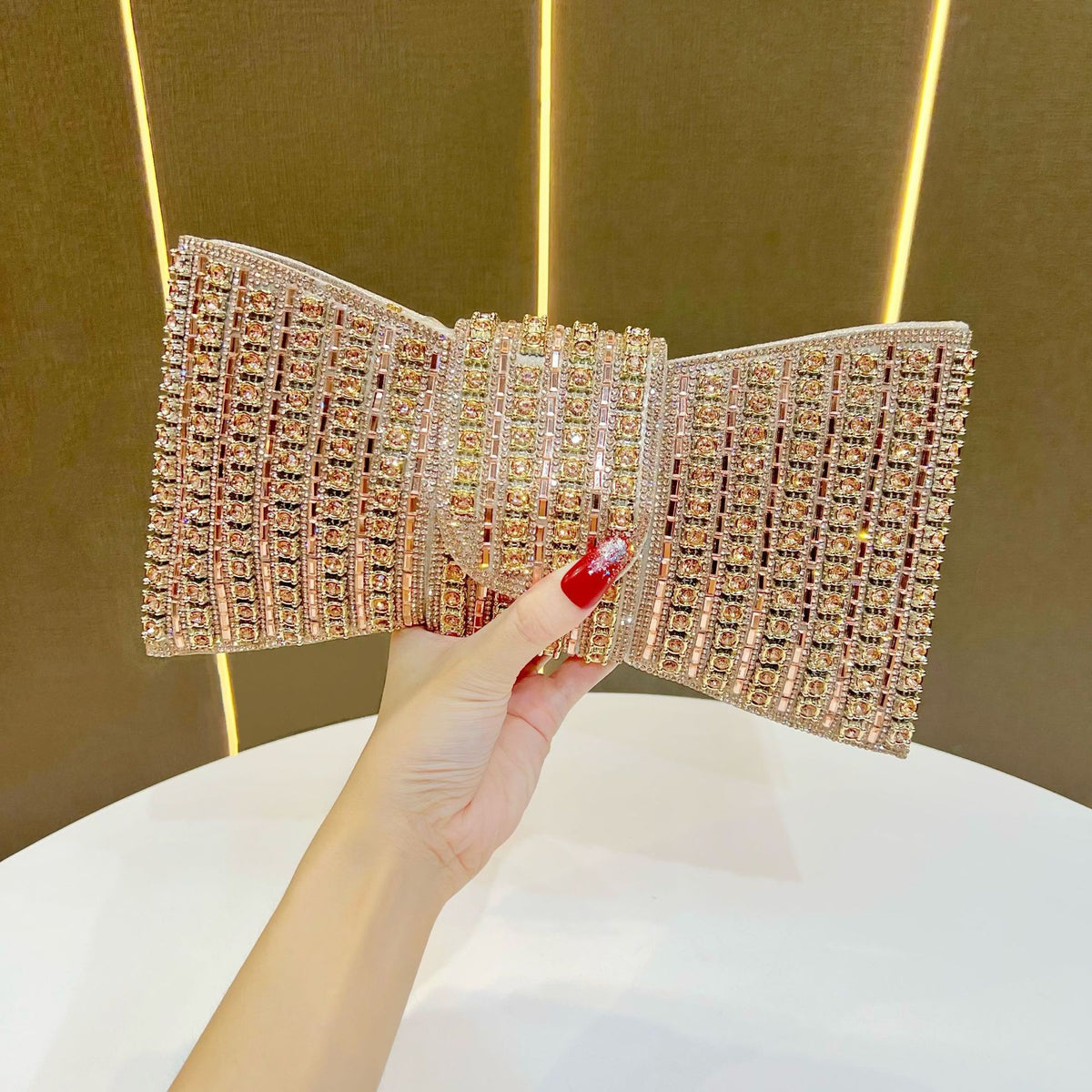 Glamouröse, mit Rhinestones besetzte Abend-Clutch
