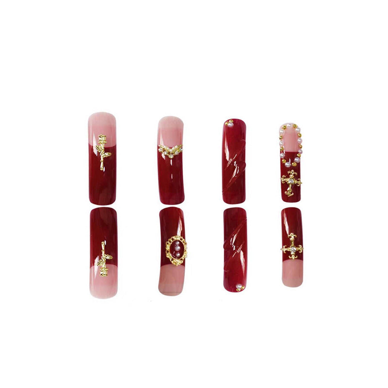 Elegante Press-On Nagelkunst mit Goldverzierungen Brehn