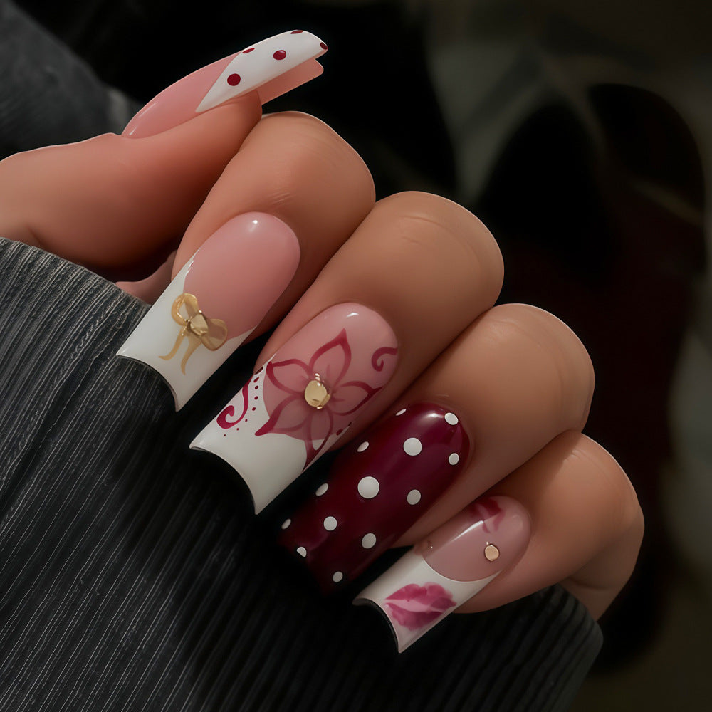Dekoratives Press-On Nagelkunst-Set mit floralen Akzenten Brehn