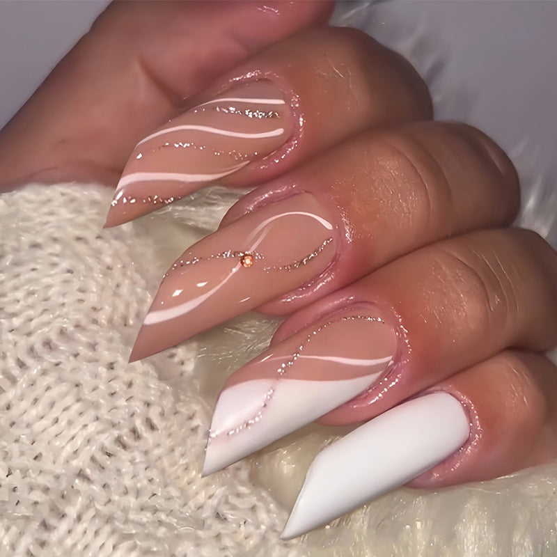Kunstnagelset mit eleganten Wellenmustern und Glitzerakzenten Brehn