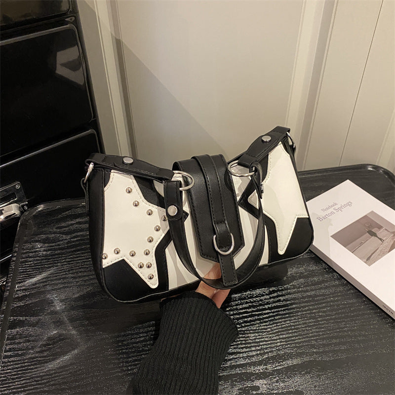 Nietenverzierte Handtasche