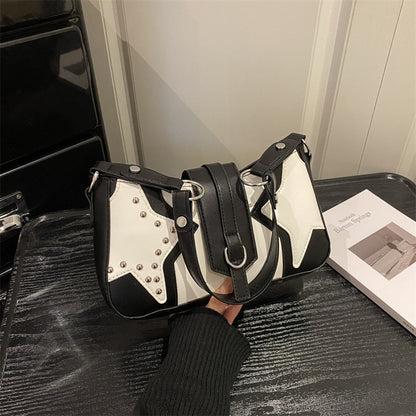 Nietenverzierte Handtasche