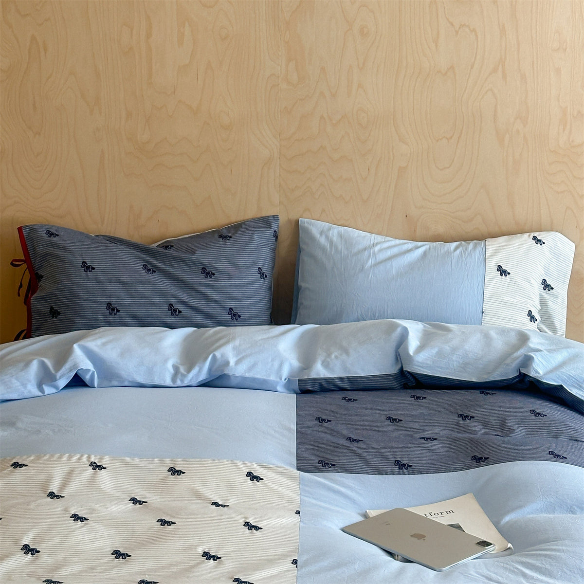 Bettwäsche-Garnitur aus Baumwollsatin mit gestickten Pferde-Applikationen und Patchwork-Streifen