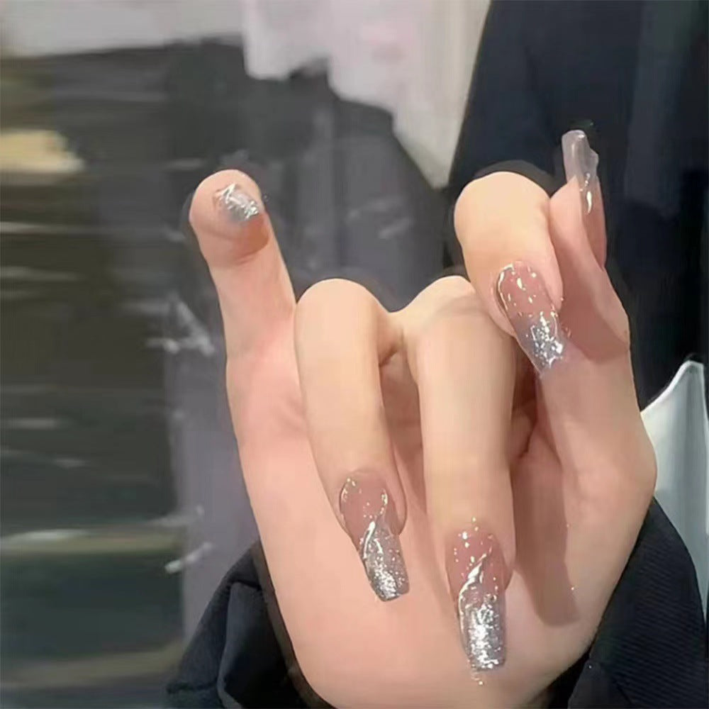 Glamouröse Nagelkunst mit Glitzerakzenten Brehn
