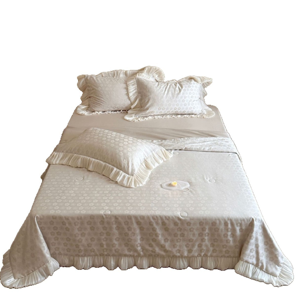 Satin-Steppbett-Set mit plissierten Volants und feiner Jacquard-Blumenstruktur