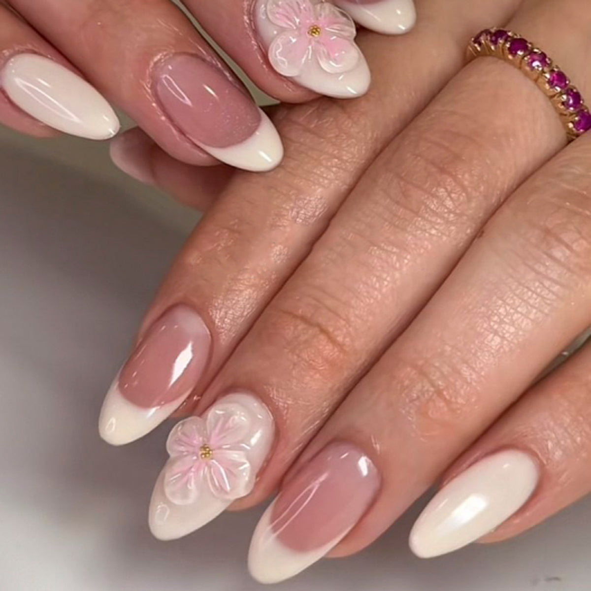 Kunstnägel mit Blumenakzenten und French-Tip Brehn