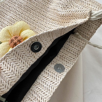 Blumengeschmückte Strohtasche