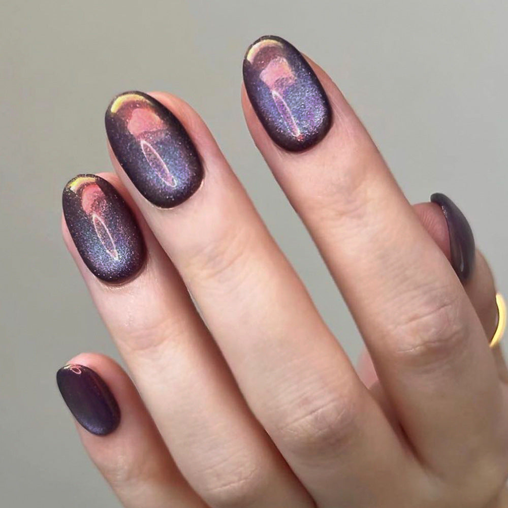 Kunstvolle Nagelkunst mit schimmerndem Finish Brehn