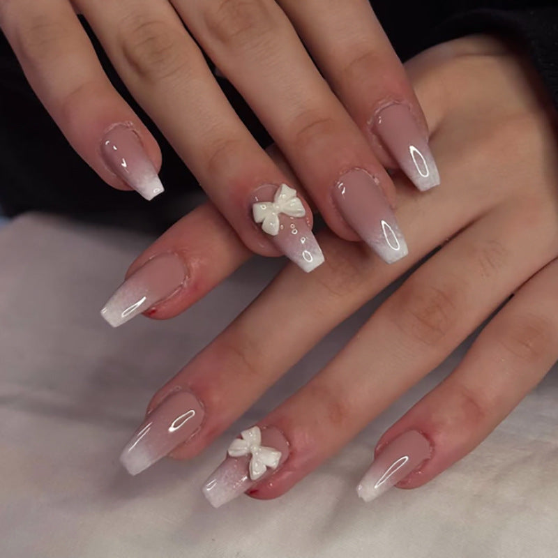 Kunstvolle Nagelkunst mit Blumen-Design und Blauem French Tip Brehn