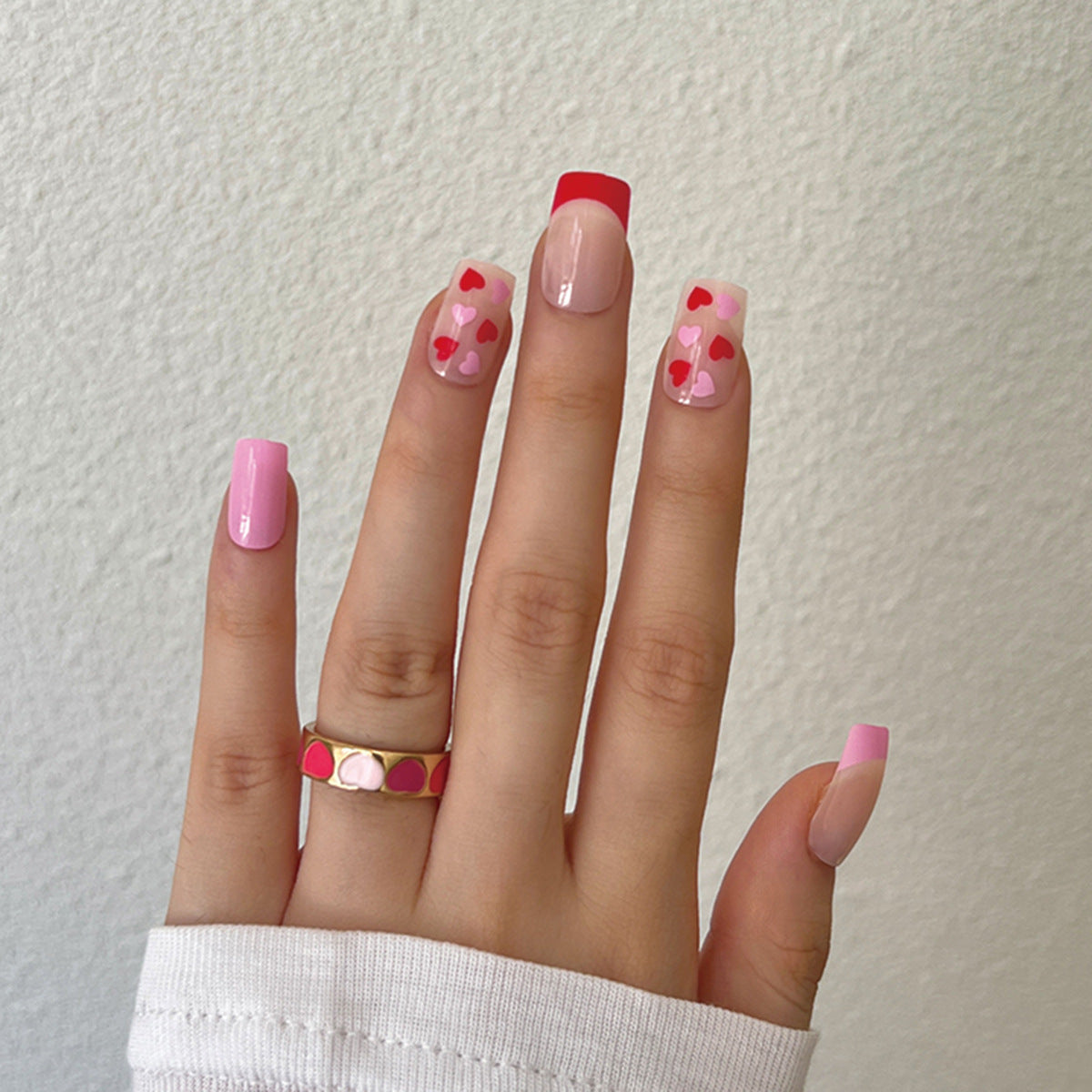 Kunstvolle Nagelkunst mit Herzmotiven Brehn