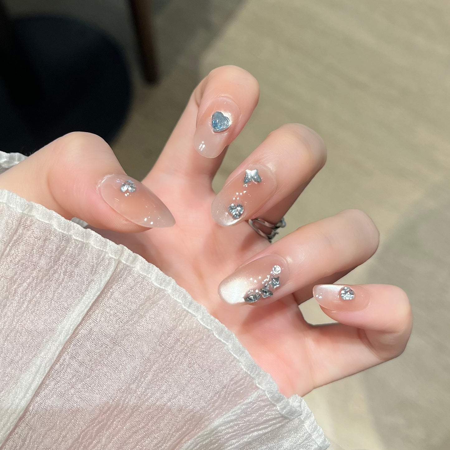 Herzförmige Kristall-verzierte Press-On Nagelkunst Brehn