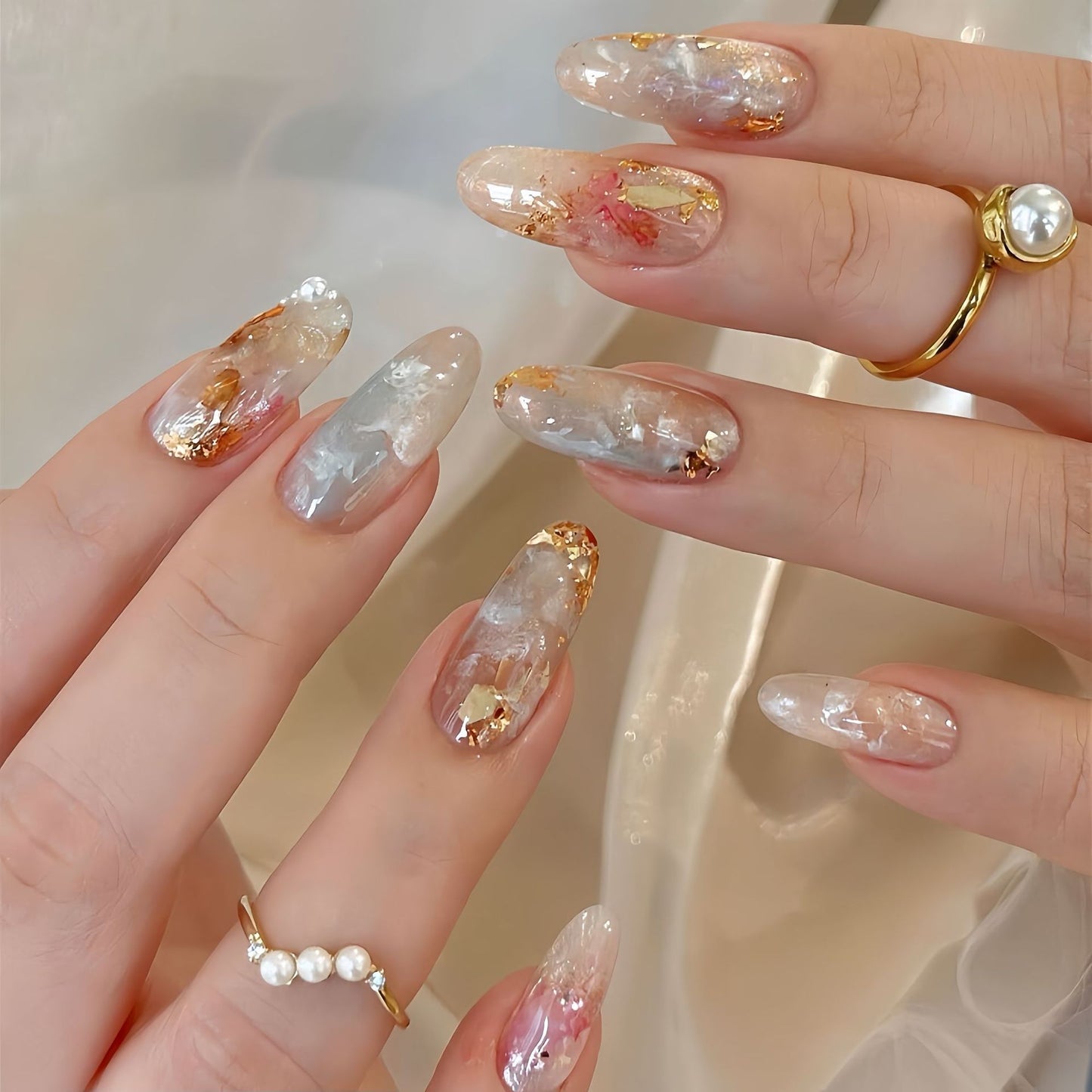 Kunstnägel mit Glamouriösen Metallic-Details und Funkelndem Design Brehn