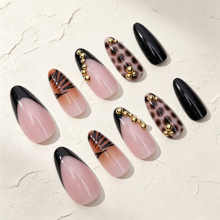 Kreatives Stiletto-Nageldesign Brehn