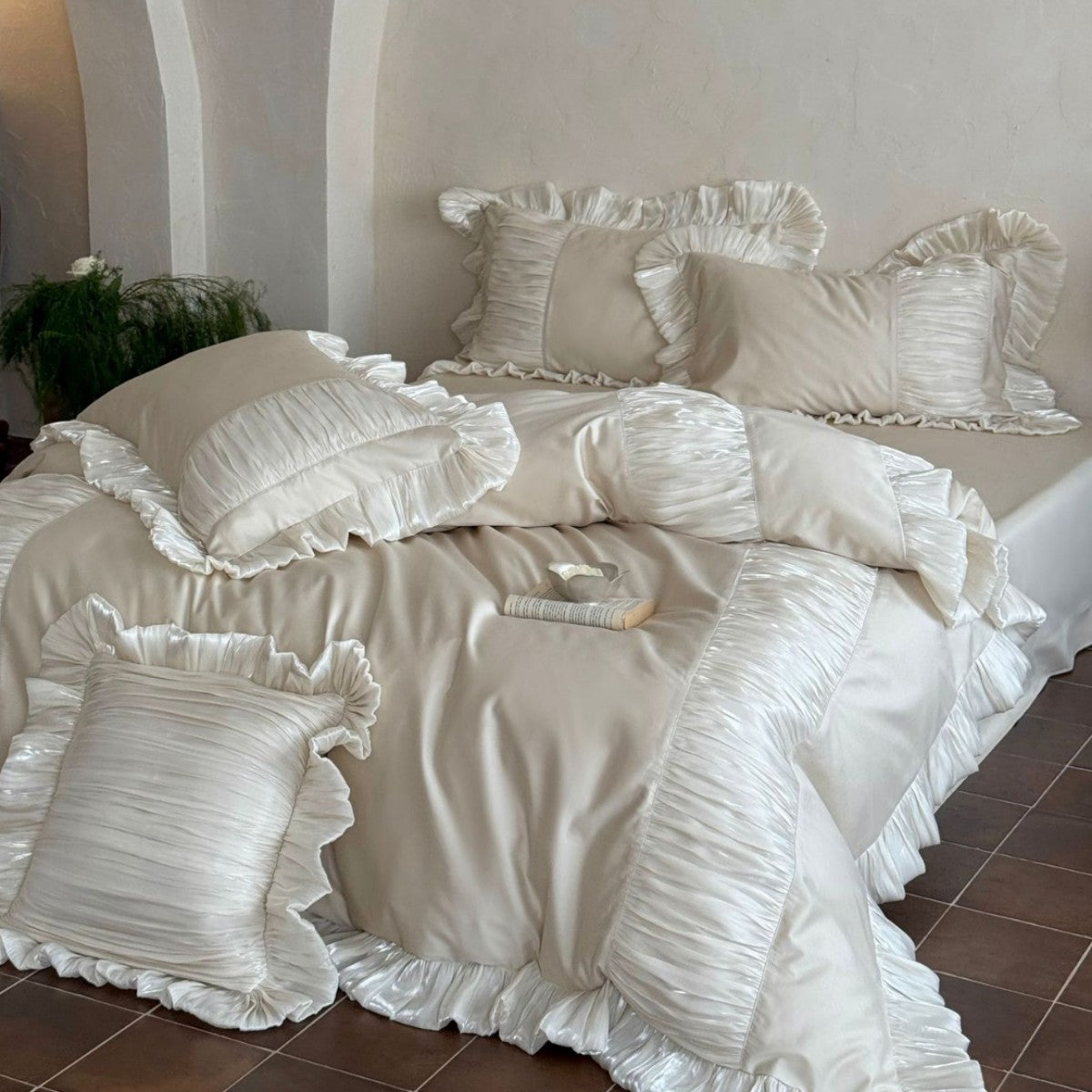 Romantisches Satin-Bettwäsche-Set mit Rüschen und plissierten Einsätzen