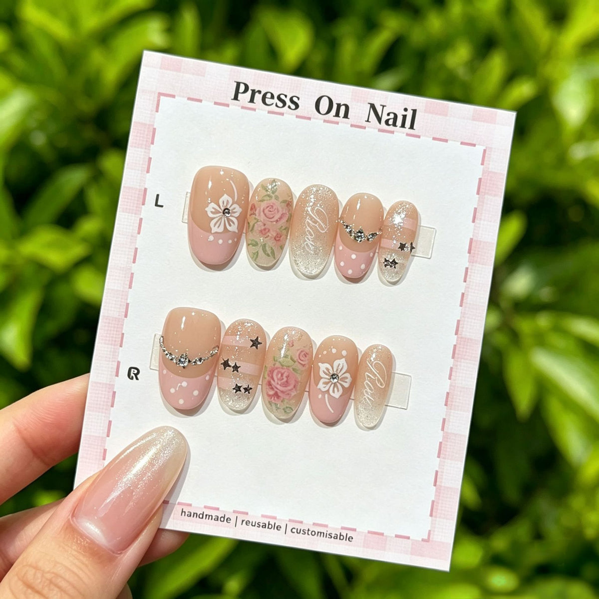 Dekoratives Press-On Nagelkunst-Set mit Kreuz- und Edelsteinakzenten