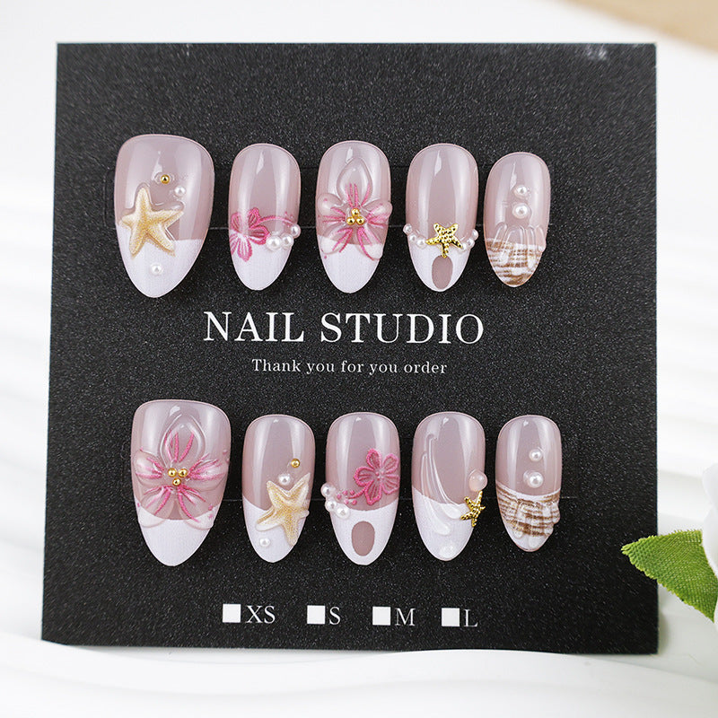 Kunstnagelset mit maritimen Details und floralen Akzenten Brehn