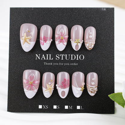 Kunstnagelset mit maritimen Details und floralen Akzenten Brehn