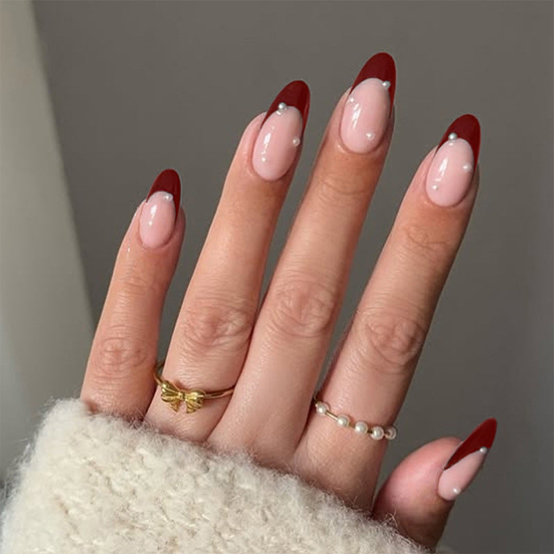 Kunstnagelset mit elegantem French-Tipp und glamourösen Akzenten Brehn