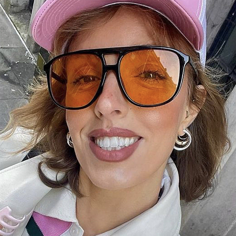 Damen modische Sonnenbrille im transparenten Design mit farbigen Gläsern Brehn