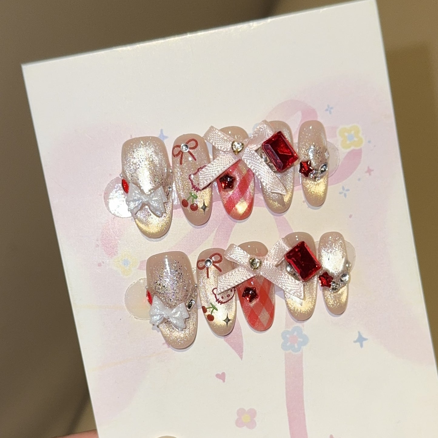 Kunstnagelset mit Verspieltem Charakter und Detailreicher Verzierung Brehn