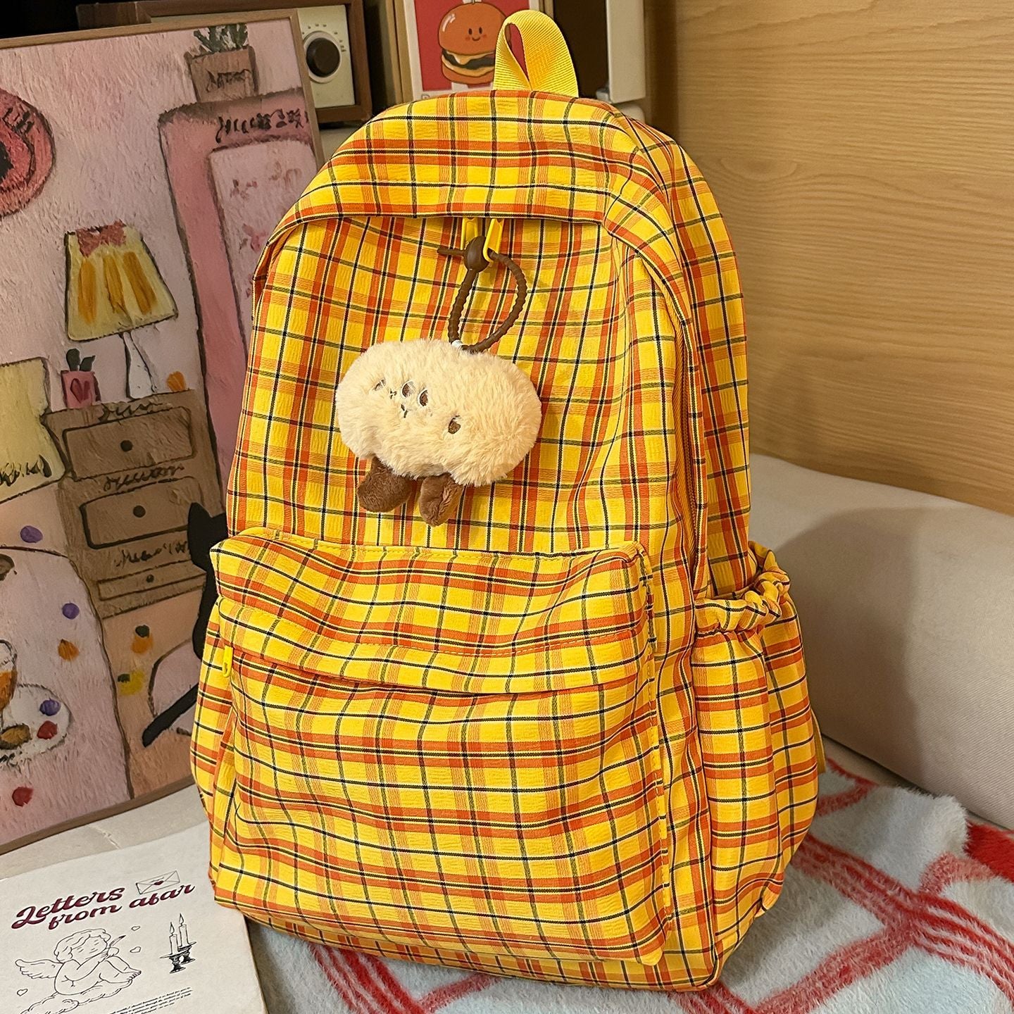 Rucksack mit Praktischem Karomuster und Süßem Plüschanhänger Brehn