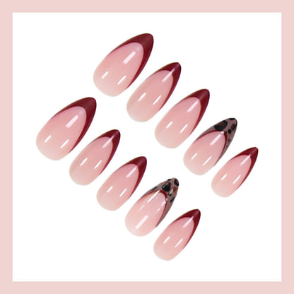 Kunstnagelset mit elegantem French-Tip und modernen Mustern Brehn