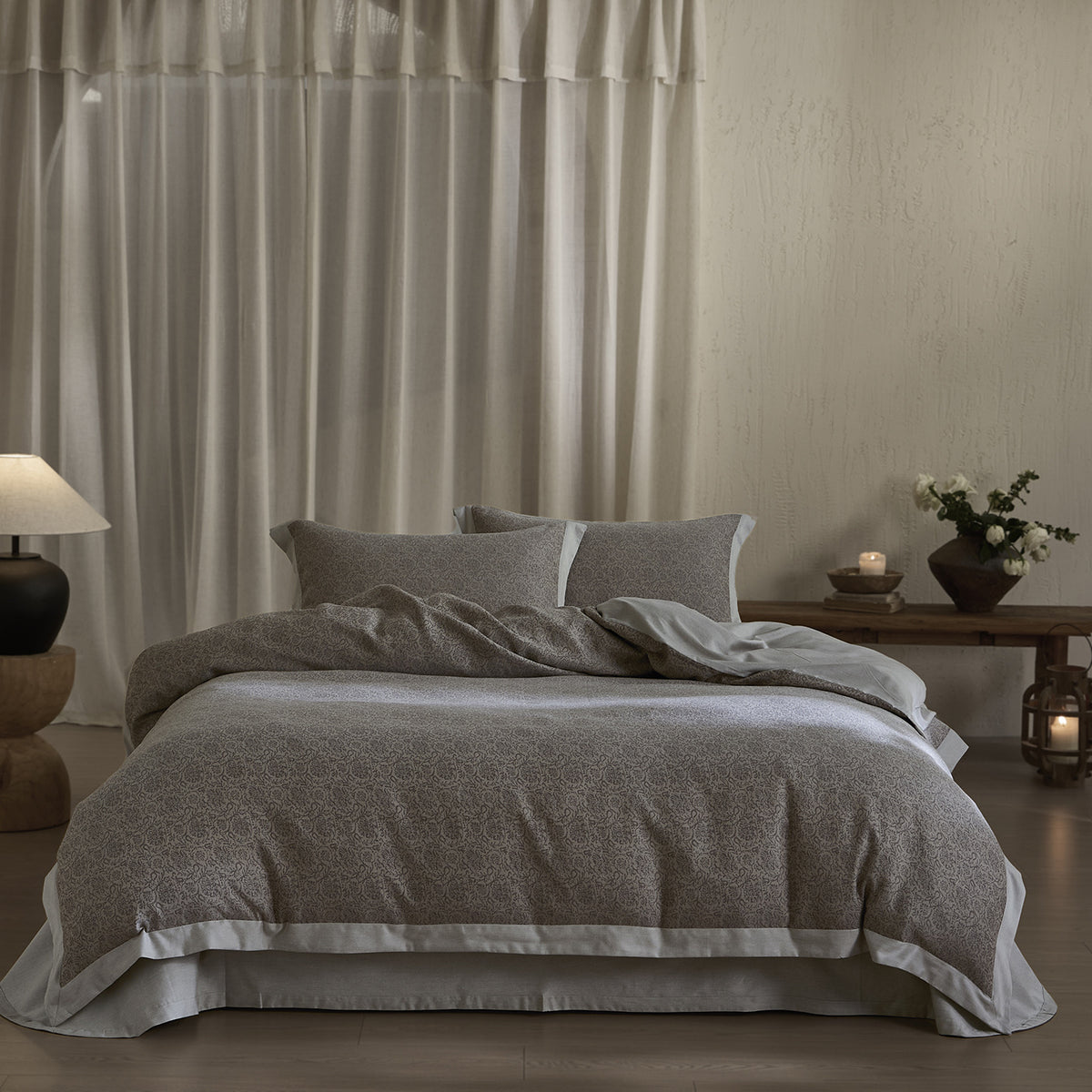 Florales Baumwoll-Leinen-Bettüberwurf-Set mit Chambray-Dekor