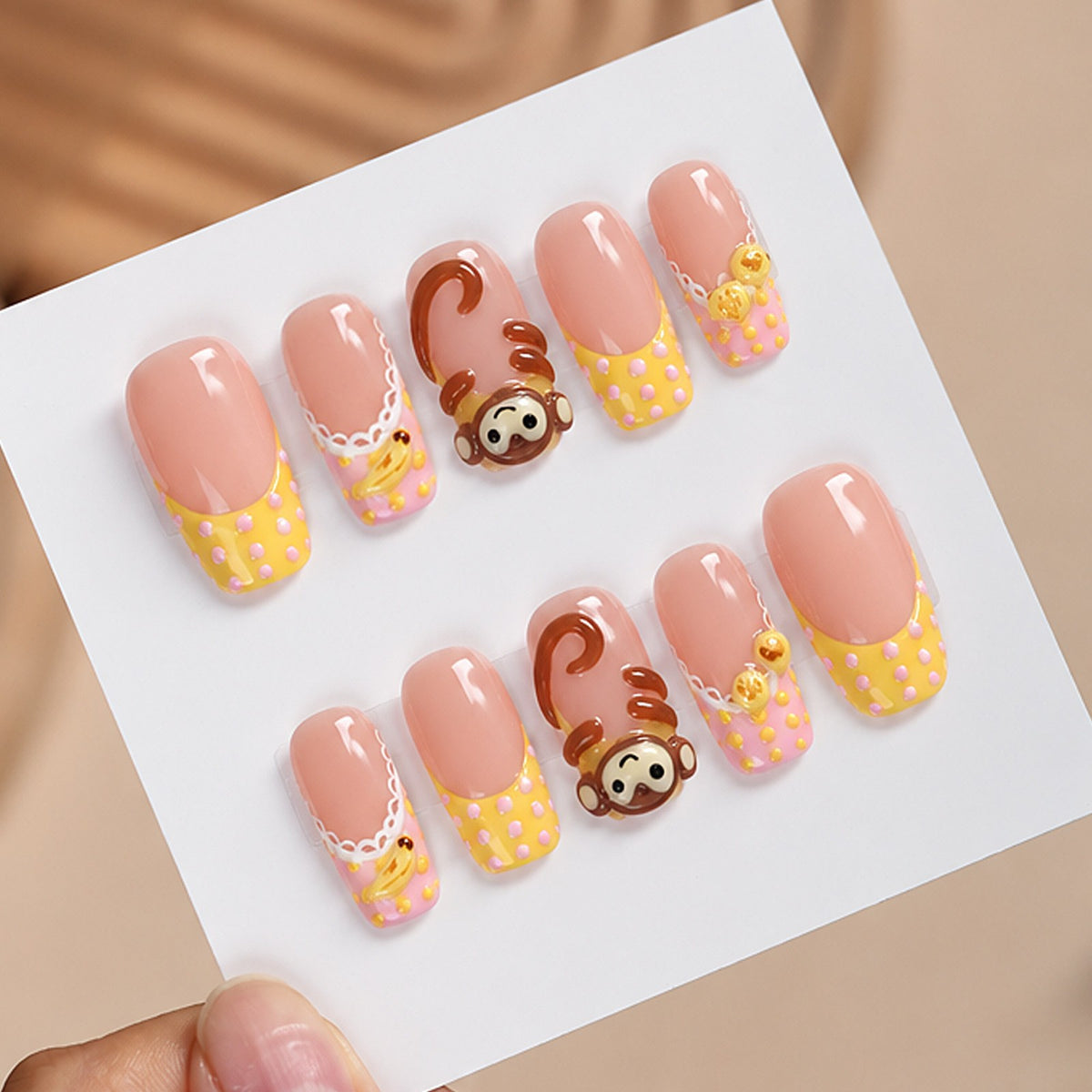 Kunstnagelset mit verspielten Tiermotiven und eleganten Verzierungen Brehn