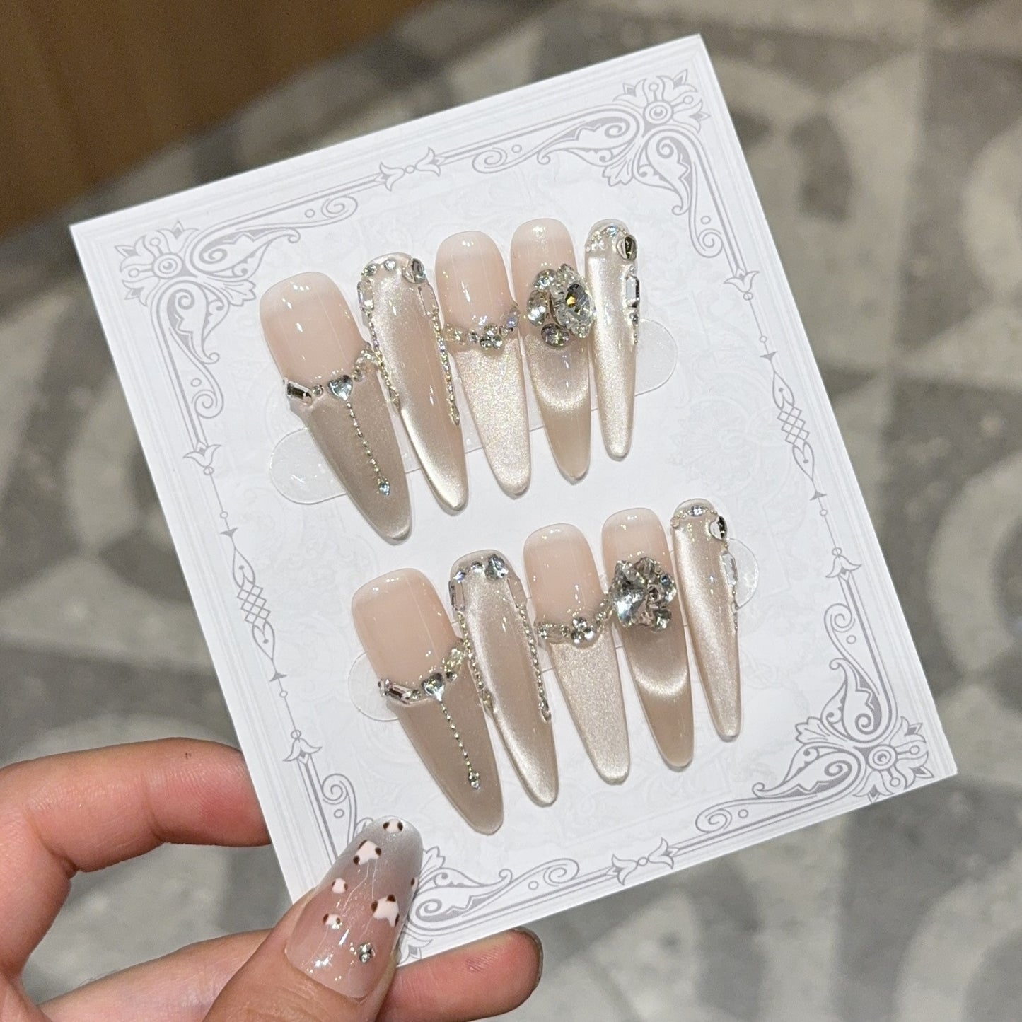 Glamouröse Nagelspitzen mit Strass- und Glitzereffekten Brehn