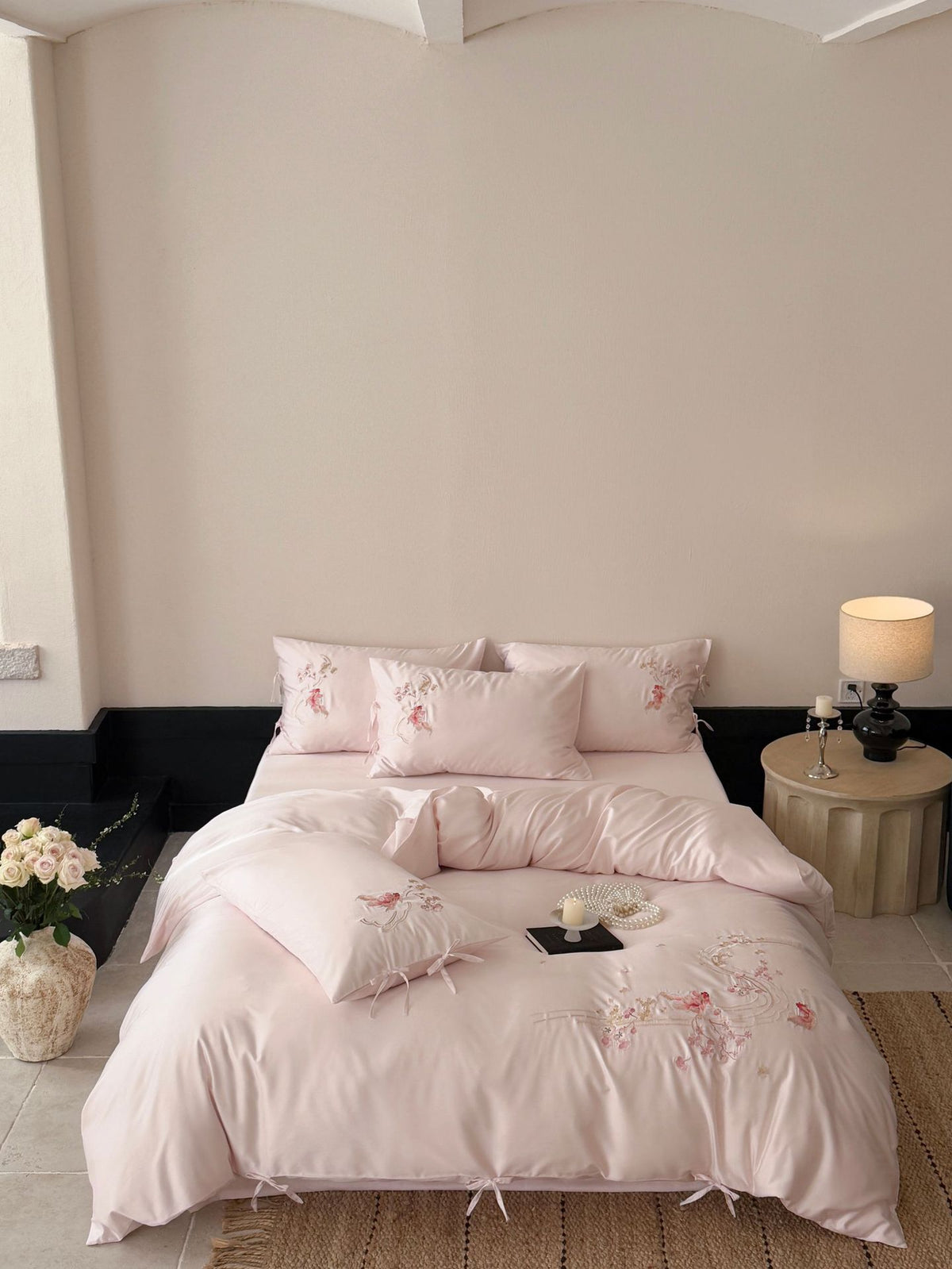 Besticktes Satin-Bettwäsche-Set mit Schleifenbändern und zarter Blumenstickerei Brehn