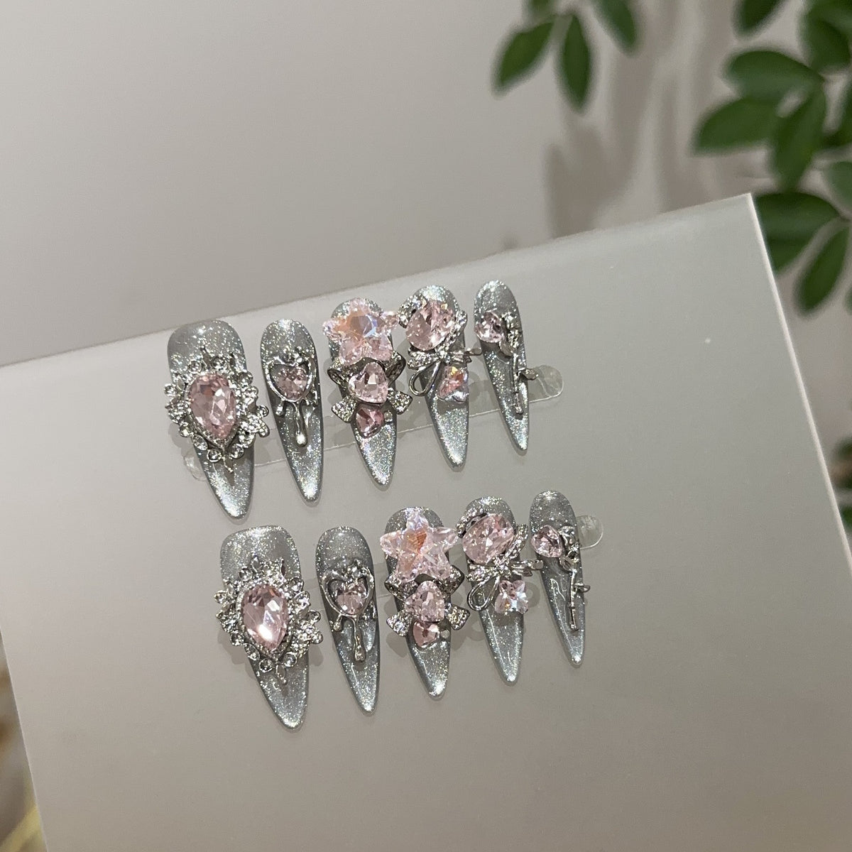 Elegantes, mit Strass verziertes Press-On-Nagel-Set