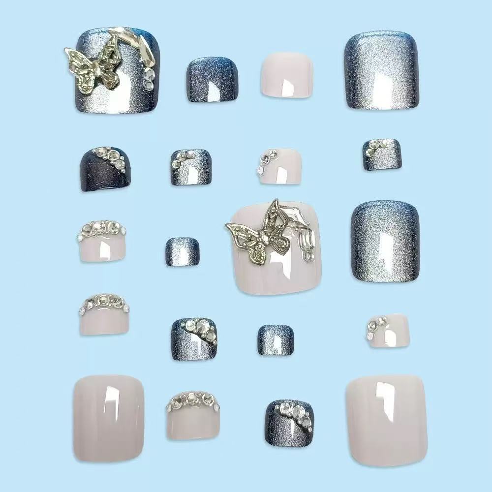 Kunstnagelset mit eleganten 3D-Verzierungen und Glitzer Akzenten Brehn