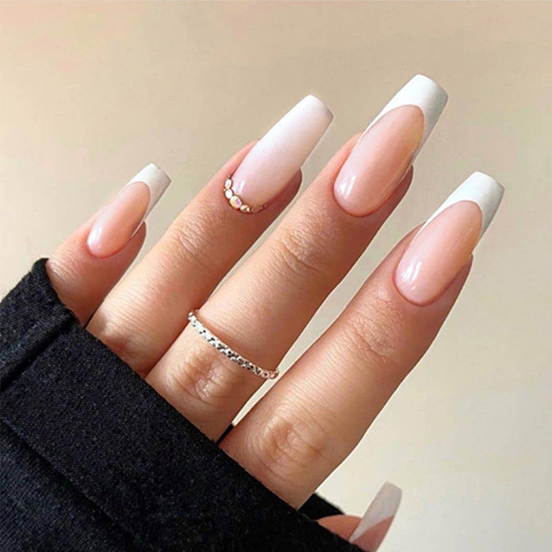 Elegantes Kunstnagelset mit Hochglanz- und French-Spitzen Brehn