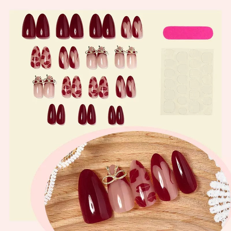 Kunstnagelset mit eleganten Lippenmotiven und Schleifenverzierungen Brehn
