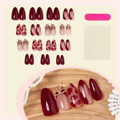 Kunstnagelset mit eleganten Lippenmotiven und Schleifenverzierungen Brehn