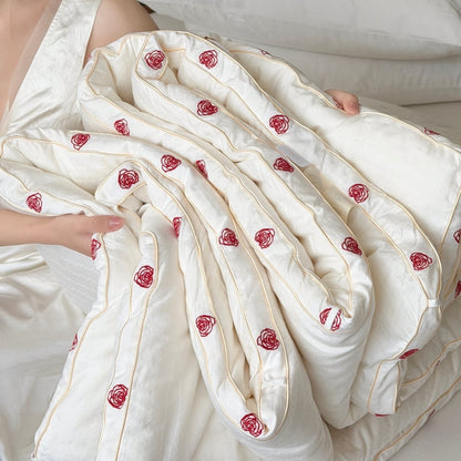 Steppbett aus Baumwollsatin mit gestickter Rosenborte